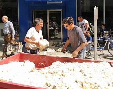 Luis Blum  arrojó casi 600 kilos de masa en la  puerta de la distribuidora de energía en Bahía Blanca.