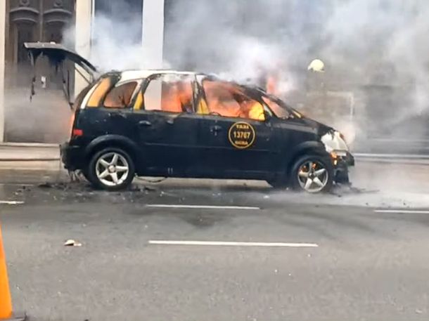 Imágenes impactantes: se incendió un taxi en plena avenida Independencia