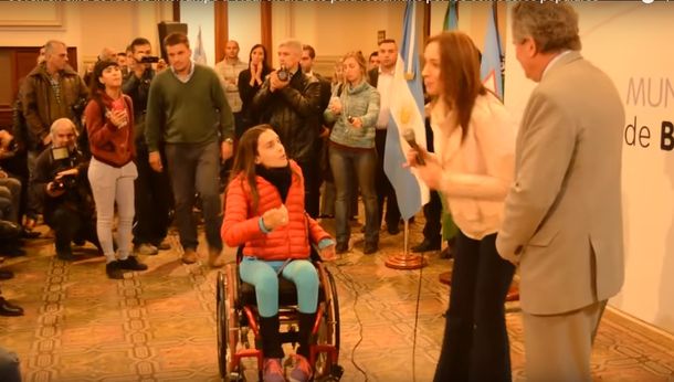 Escrache a Vidal: joven en silla de ruedas reclamó por los comedores provinciales