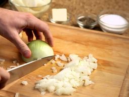 El limón y el agua, los aliados para no llorar cuando se corta una cebolla