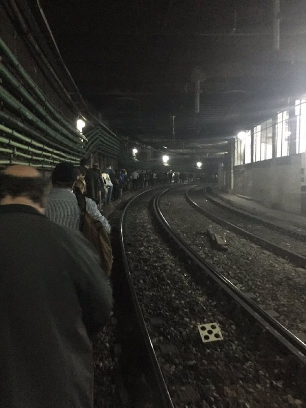 Los pasajeros tuvieron que caminar por las vías