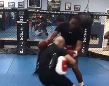 El entrenador quedó tendido en el suelo