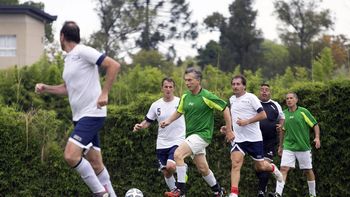 ¿es cabala? macri jugo al futbol esperando los resultados de la eleccion