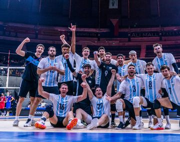 Argentina venció al bicampeón olímpico Francia y se clasificó a octavos del Mundial de Vóley