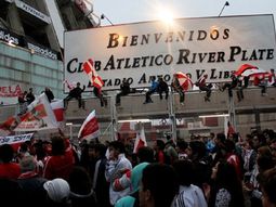 los hinchas de river quieren ayudar a torcer la historia ante wilstermann con un banderazo los hinchas de river quieren ayudar a torcer la historia ante wilstermann con un banderazo