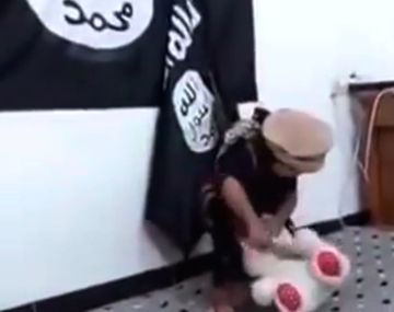 Mirá cómo ISIS entrena a niños con un peluche