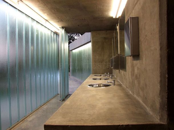 Baño público en un parque de la ciudad de Rosario