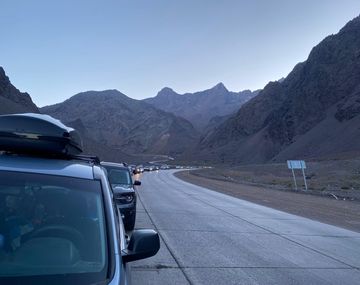 Éxodo de argentinos: demoras de hasta 10 horas para cruzar a Chile