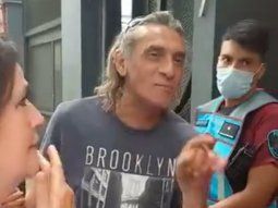 El momento en que antivacunas nazis amenazaron a periodistas