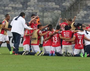 Jorge Wilstermann festejando contra Atlético Mineiro