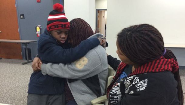 Hallan escondido detrás de una pared a un chico perdido hace cuatro años