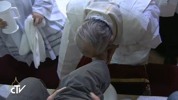 el papa francisco lavo los pies a doce presos en una carcel de roma el papa francisco lavo los pies a doce presos en una carcel de roma