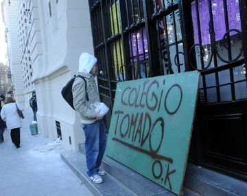 Los alumnos continúan con las tomas en las escuelas porteñas