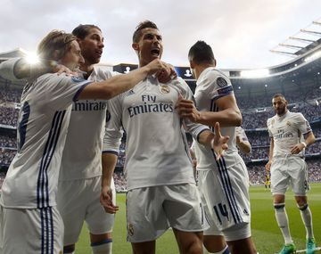 El abrazo de CR7 con Modric, Ramos y Casemiro tras su gol