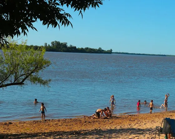 La playa de Uruguay ideal para avistar ballenas y hacer deportes acuáticos