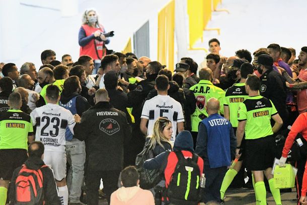 Fotos y videos: a las piñas tras el Gimnasia - Newells