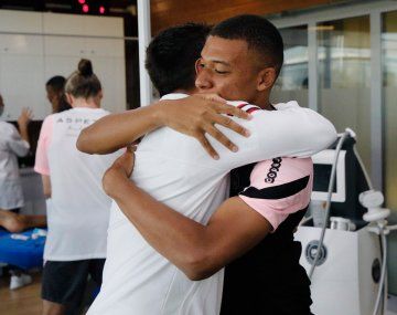 Con abrazo incluido: Mbappé le dio la bienvenida a Messi en el PSG
