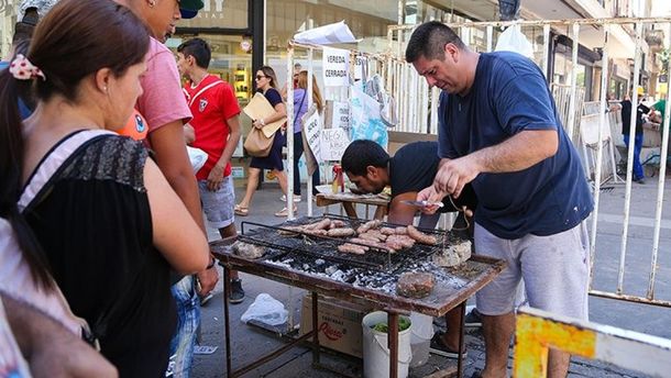 Se acabó el chori antes de los partidos: prohíben las parrillas cerca de los estadios