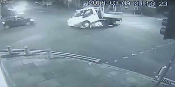 VIDEO: Escapaban de la policía, chocaron contra un camión y murieron