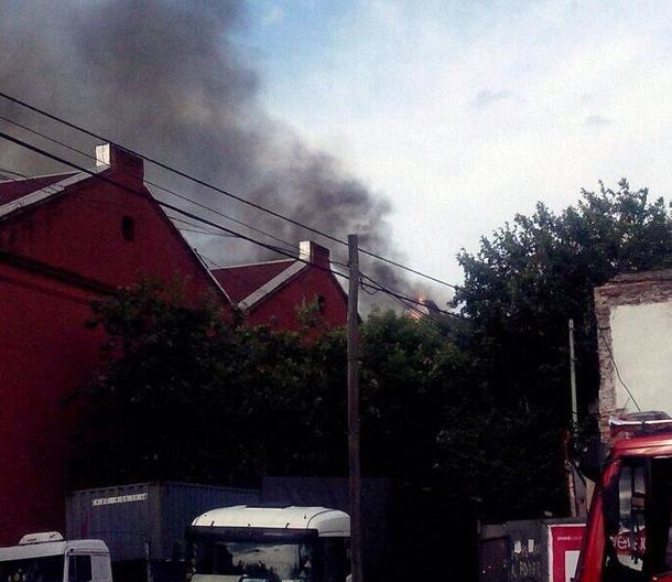 Pese a la lluvia, aún no se extinguió el incendio de Barracas