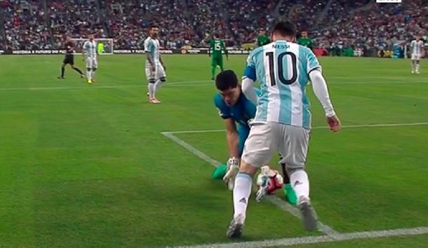 La noche en la que Messi humilló a Carlos Lampe, el nuevo refuerzo de Boca