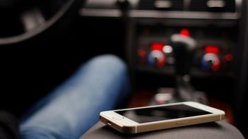 Olvidó el celular en un taxi y descubrieron que era un pedófilo Olvidó el celular en un taxi y descubrieron que era un pedófilo