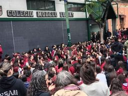 La comunidad educativa realizó una protesta frente al colegio de Lomas de Zamora.