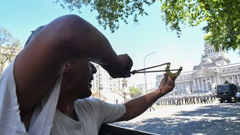 tension y enfrentamientos entre la policia y manifestantes frente al congreso tension y enfrentamientos entre la policia y manifestantes frente al congreso