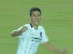 ¿el gol del campeonato? barrientos convirtio desde mitad de cancha ¿el gol del campeonato? barrientos convirtio desde mitad de cancha