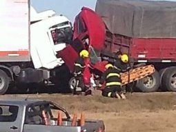 Choque impresionante: un auto quedó atrapado entre dos camiones