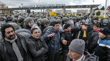 ezeiza: gendarmeria reprimio a manifestantes y libero la riccheri ezeiza: gendarmeria reprimio a manifestantes y libero la riccheri