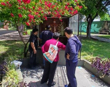 Vandalizaron una imagen de la Virgen de Luján frente a una comisaría de Liniers