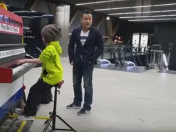 video: una nena de 9 anos la rompe tocando el piano video: una nena de 9 anos la rompe tocando el piano