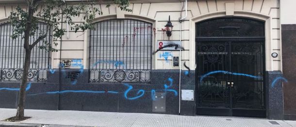 Sectores  pro vida atacaron una sede de la Fundación Huésped: hicieron pintadas contra el aborto