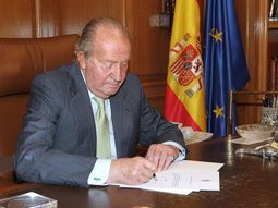 abdica el rey de espana juan carlos en favor de su hijo, el principe felipe abdica el rey de espana juan carlos en favor de su hijo, el principe felipe