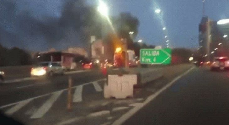 Así se incendió un auto en el enlace de las autopistas Bs. As.-La Plata y 25 de Mayo