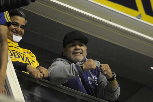 Invitado de lujo: Maradona regresó a la Bombonera para alentar a Boca