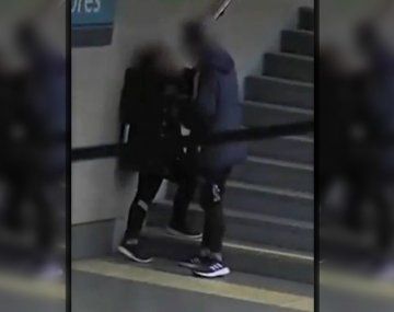 VIDEO: Lo detuvieron luego de arrastrar por el suelo a su novia en una estación de subte