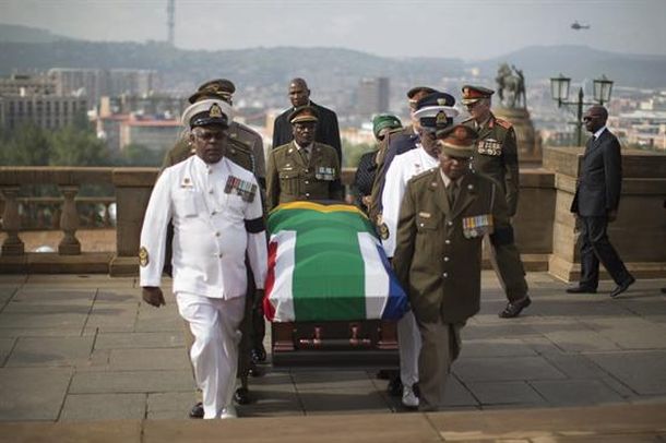 El cortejo fúnebre de Nelson Mandela desfila por Pretoria