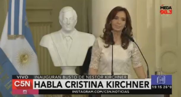Cristina descubrió el busto de Néstor Kirchner en Casa de Gobierno