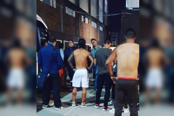 Violencia en el ascenso: la barra de Platense robó y agredió a los jugadores tras perder un partido