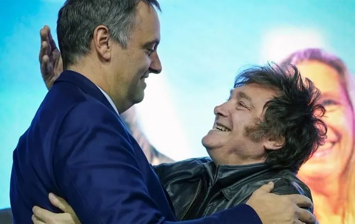 Manuel Adorni y Javier Milei.