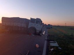 Un camión impactó contra a un auto entre las localidades de Arrufó y La Rubia.