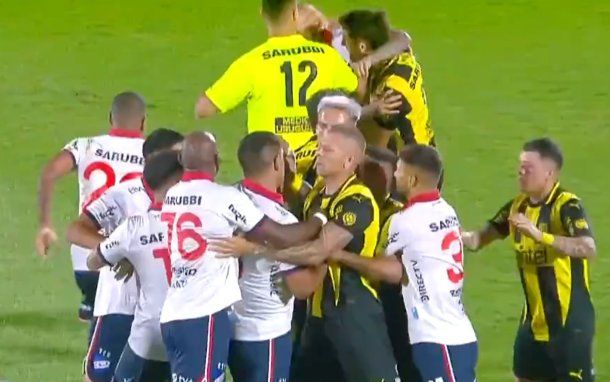 Escandaloso final: Nacional le ganó el clásico a Peñarol y el partido terminó picado