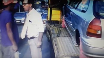 El periodista Diego Martínez se negó a que le limpiaran el vidrio y el hombre lo golpeó El periodista Diego Martínez se negó a que le limpiaran el vidrio y el hombre lo golpeó