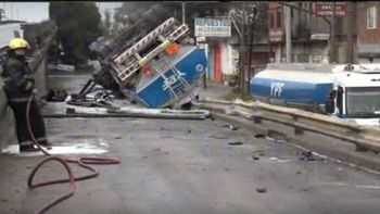 Así quedó el camión de YPF en Ciudad Evita Así quedó el camión de YPF en Ciudad Evita