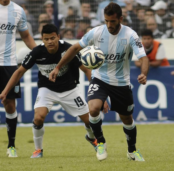 Racing golpeó en el final ante Gimnasia y sigue soñando con pelear