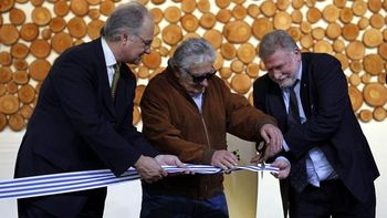 mujica inauguro una nueva papelera en uruguay mujica inauguro una nueva papelera en uruguay