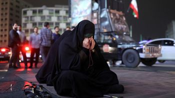 Una mujer llora en la cale tras la noticia de la muerte el presidente de Irán, Ebrahim Raisi. Una mujer llora en la cale tras la noticia de la muerte el presidente de Irán, Ebrahim Raisi.