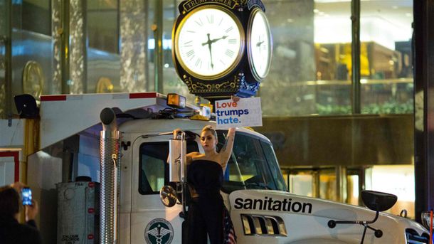 Lady Gaga protestó por el triunfo de Donald Trump.
